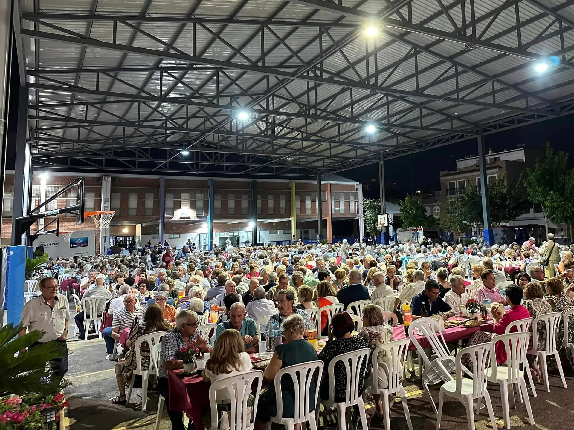 Prop de 1000 persones participen en el sopar dels Majors a Silla