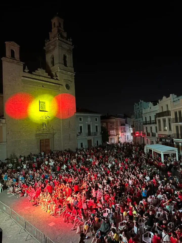 Més de 1200 veïns de Silla gaudeixen la Final de l'Eurocopa en la Plaça del Poble